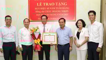 Trao Huy hiệu 45 năm tuổi Đảng cho ông Châu Hoàng Nhơn