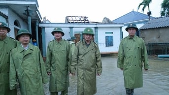 Phó Thủ tướng Trần Hồng Hà kiểm tra công tác giúp nhân dân khắc phục hậu quả bão số 5 tại Hà Tĩnh