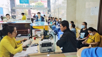 Người dân xếp hàng mua vàng SJC khi giá lập đỉnh ở TP HCM
