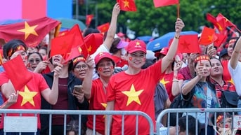 Đông đảo người dân háo hức chờ xem sơ duyệt diễu binh, diễu hành