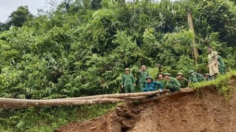 Bộ đội biên phòng Nghệ An làm cầu tạm cứu trợ 42 hộ dân ở bản Huồi Thum, xã Na Ngoi