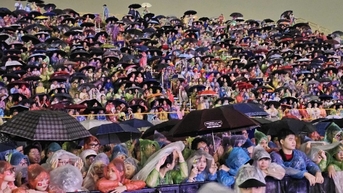 Mưa trắng trời, hàng vạn khán giả vẫn hòa mình vào concert 'Việt Nam trong tôi'