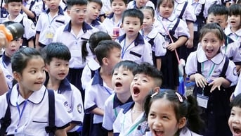 Đồng phục học sinh: Nên riêng từng trường hay chỉ cần áo trắng, quần sẫm màu?