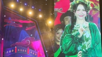 Hòa Minzy bùng nổ tại concert Việt Nam trong tôi bất chấp trận mưa lớn