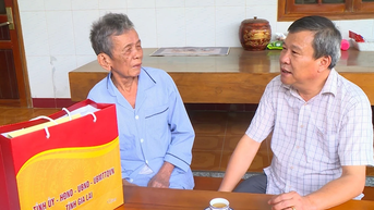 Chủ nhiệm Ủy ban Kiểm tra Tỉnh ủy Thái Thanh Bình thăm, tặng quà gia đình người có công