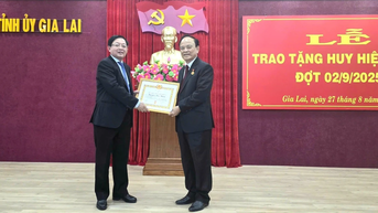 ប្រគល់ផ្លាកសញ្ញាសមាជិកបក្ស ៥០ឆ្នាំ ជូនអតីតលេខាគណៈកម្មាធិការបក្សខេត្ត Binh Dinh លោក Nguyen Van Thien