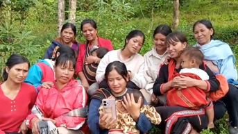 Con chữ về với bản làng