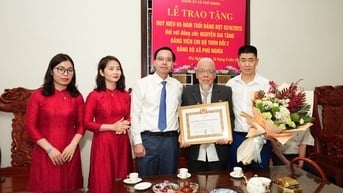 Phú Nghĩa trao Huy hiệu Đảng tại gia đình các đảng viên cao tuổi