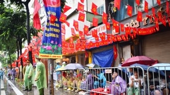 Đội mưa, háo hức chờ đón màn sơ duyệt lễ diễu binh, diễu hành A80