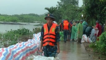 Phường Tùng Thiện huy động hàng trăm người xuyên đêm đắp đê chống lũ