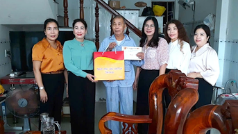 Phó Chủ tịch HĐND tỉnh Huỳnh Thúy Vân thăm, tặng quà gia đình chính sách tiêu biểu
