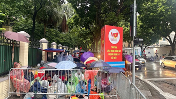 Dù trời mưa, người dân trải bạt giữ chỗ chờ xem Lễ sơ duyệt diễu binh, diễu hành A80