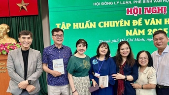 សិល្បករ សិល្បការិនី អបអរសាទរ សាស្ត្រាចារ្យរង បណ្ឌិត Nguyen Thi My Liem ជាមួយសៀវភៅ “បន្តចម្រៀងមោទនភាពតន្ត្រីនៅទីក្រុងហូជីមិញ”