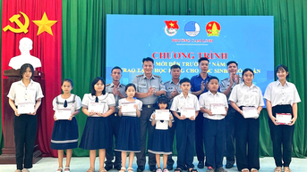 Chi đội Kiểm ngư số 4 trao quà hỗ trợ học sinh khó khăn phường Cam Linh