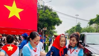 Kịp thời hỗ trợ người dân gặp sự cố khi theo dõi diễu binh, diễu hành