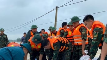 Hà Nội khẩn cấp gia cố đê chống lũ sông Bùi