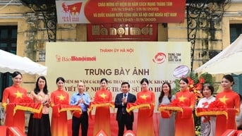 Trưng bày ảnh “Viết tiếp những trang sử hào hùng”: