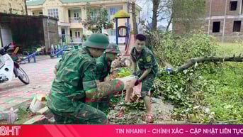 Lực lượng vũ trang Hà Tĩnh chung tay hỗ trợ trường học dọn dẹp sau bão