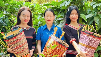 សមាជិក​បក្ស​យុវជន​ចូល​រួម​កសាង​មាតុភូមិ