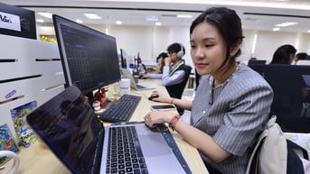 Khối ngoại bán ròng đột biến hơn 4.000 tỉ, xả mạnh loạt cổ phiếu 'hot' nào?