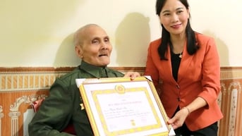 Đồng chí Phó Bí thư Thường trực chuyên trách Đảng uỷ UBND tỉnh Nông Thị Bích Huệ trao Huy hiệu Đảng tại xã Yên Nguyên