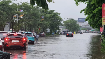 Hà Nội vẫn mưa, nước sông Đáy lên ngập cầu dân sinh