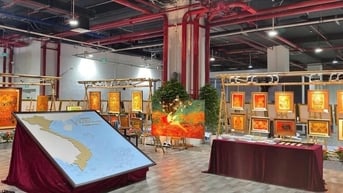 Thưởng lãm tranh sơn mài khắc đương đại trong không gian Triển lãm Thành tựu đất nước