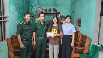 Đồn BP Cửa khẩu cảng Vạn Gia trao kinh phí hỗ trợ học sinh có hoàn cảnh khó khăn