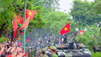 Đội hình xe pháo quân sự vào vị trí chuẩn bị sơ duyệt