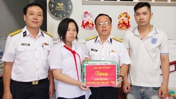 Học viện Hải quân động viên con đỡ đầu trước thềm năm học mới