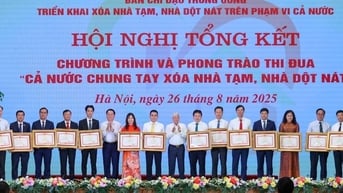 Agribank nhận bằng khen của Thủ tướng nhờ chung tay xóa nhà dột nát