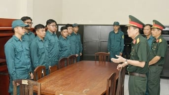 Kiểm tra, nắm tình hình trực tại Ban Chỉ huy Quân sự phường Rạch Giá