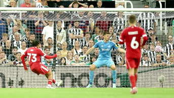 Salah kiến tạo, kỷ lục gia 16 tuổi ghi bàn giúp Liverpool đánh bại Newcastle