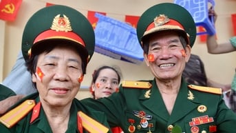 Tình yêu son sắt của hai vợ chồng cựu chiến binh xem diễu binh A80