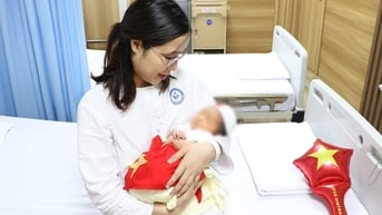 Một bé gái chào đời từ phôi thai đông lạnh hơn một thập kỷ