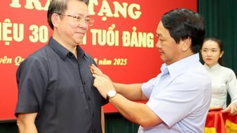 Bí thư Tỉnh ủy Hầu A Lềnh trao Huy hiệu Đảng đợt 2-9