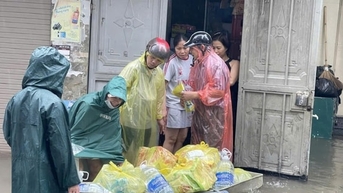 Phường Đông Ngạc hỗ trợ cư dân khu đô thị Ecohome và Resco bị ngập nước