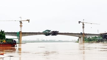 Hợp long cầu Phong Châu mới ở tỉnh Phú Thọ
