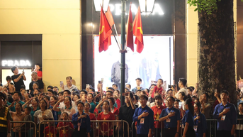 Sơ duyệt A80: Xúc động khoảnh khắc người dân đồng loạt đứng dậy hát Quốc ca