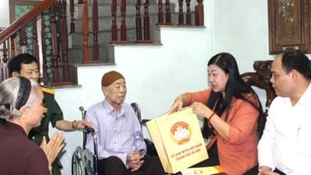 Đồng chí Nguyễn Lan Hương tặng quà các gia đình khó khăn tại phường Vĩnh Tuy