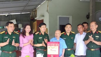 Quân khu 4 thăm, tặng quà cán bộ lão thành cách mạng, cán bộ tiền khởi nghĩa trên địa bàn tỉnh Nghệ An
