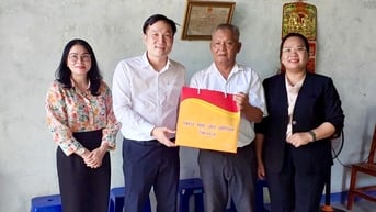 Phó Chủ tịch UBND tỉnh Nguyễn Tuấn Anh thăm, tặng quà các gia đình chính sách nhân dịp Quốc khánh 2/9