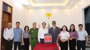 Lãnh đạo xã Phú Nghĩa thăm tặng quà các gia đình chính sách, người có công