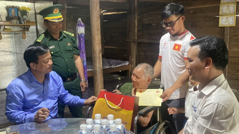 អនុប្រធានអចិន្ត្រៃយ៍គណៈកម្មាធិការប្រជាជនខេត្ត លោក Nguyen Tuan Thanh បានទៅសួរសុខទុក្ខ និងជូនអំណោយដល់គ្រួសារគោលនយោបាយ