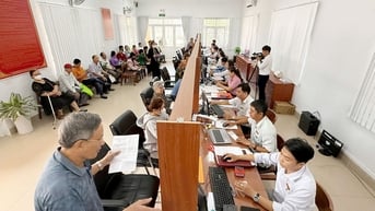 Lãnh đạo chính quyền xã Xuân Hòa trao sổ đỏ đầu tiên