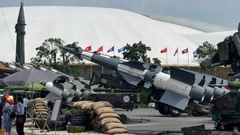 Người dân hào hứng trước dàn khí tài hùng hậu của Quân đội nhân dân Việt Nam