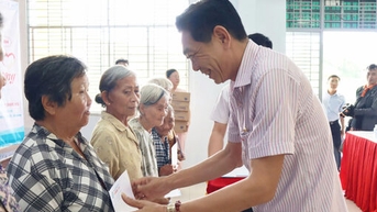Xã Mỹ Lộc, xã Phước Lý tặng quà cho hộ nghèo, gia đình có hoàn cảnh khó khăn