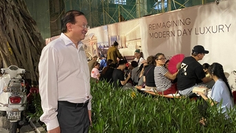 អនុរដ្ឋមន្ត្រី Ta Quang Dong ពិនិត្យការរៀបចំចែកសំបុត្រសម្រាប់ការប្រគុំតន្ត្រី “៨០ឆ្នាំនៃដំណើរឯករាជ្យ-សេរីភាព-សុភមង្គល”