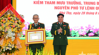 ឧត្តមសេនីយ Nguyen Duc Huy បានទទួលងារជាវីរៈបុរសនៃកងទ័ពប្រជាជន។