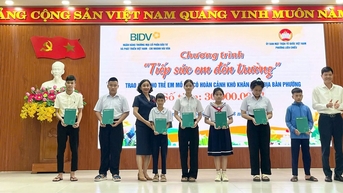 BIDV Chi nhánh Hải Vân tặng 30 suất quà cho học sinh phường Liên Chiểu